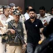 Lawrence Bishnoi, escorté par des policiers.