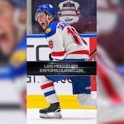 L'attaquant Caleb Desnoyers des Wildcats de Moncton célèbre un but. Un titre visuel est présent au centre de l'image pour annoncer le titre de la capsule : « Les meilleurs espoirs québécois ».