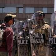 Un manifestant crie sur des membres de la Garde nationale en rang, à Los Angeles le 10 juin 2025.