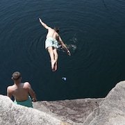 Une personne saute d'une falaise.