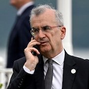 François Villeroy de Galhau parle à un cellulaire en marge de la réunion des ministres des Finances du G7 à Stresa, le 24 mai 2024.
