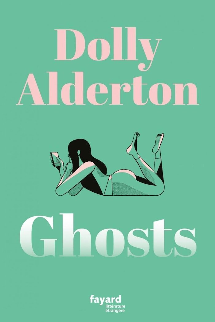 Couverture de livre montrant une femme allongée sur le ventre regardant son téléphone.