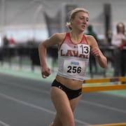 Elle court sur la piste avec une camisole du Rouge et Or.