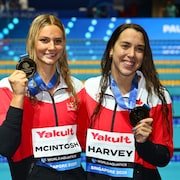 Summer McIntosh et Mary-Sophie Harvey montrent leurs médailles.