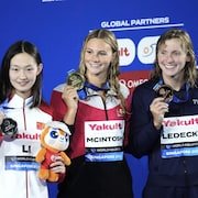 Trois nageuses montrent leurs médailles d'or, d'argent et de bronze après la finale du 400 m style libre féminin.