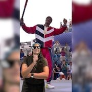 Ophélia prend la pose devant Snoop Dogg qui danse.