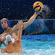 Un poloïste croate tente un tir.