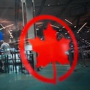 Des passagers s'enregistrent pour un vol.