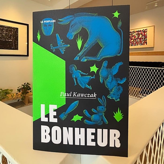 Un roman est debout sur une rambarde.