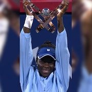 Victoria Mboko lève le trophée à Montréal.