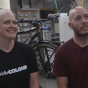 Un portrait de Suzanne Carlsen et de Noah Rosen dans leur magasin.