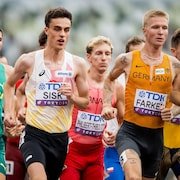 Pieter Sisk court au milieu d'un groupe de compétiteurs dont le Charles Philibert-Thiboutot à l'arrière.