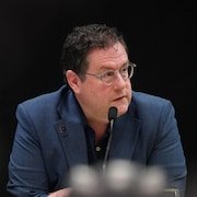Le ministre Bernard Drainville en conférence de presse.