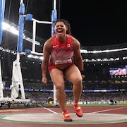 Une athlète célèbre sa victoire.