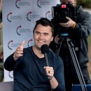 Charlie Kirk lors d’un débat avant son discours prévu sur le campus de l'université de Washington à Seattle, dans l'État de Washington, aux États-Unis, le 7 mai 2024.