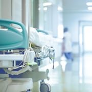 Une civière dans un couloir d'hôpital.