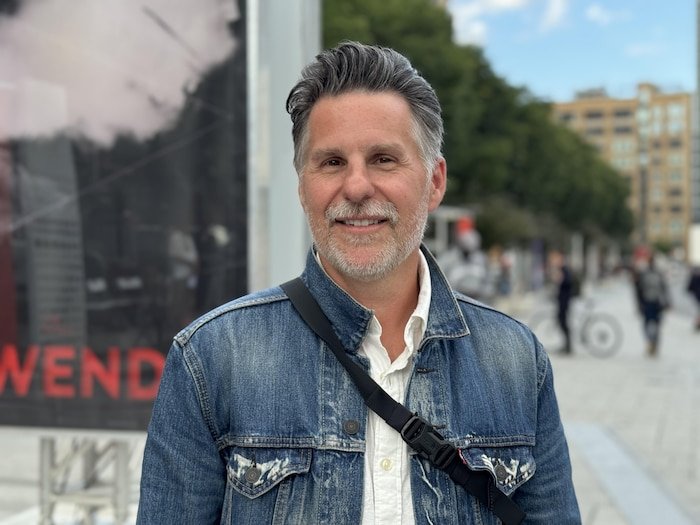 Une personne souriante.