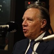 François Legault dans un studio radio