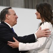 Genevieve Guilbault, souriante, reçoit les félicitations de Francois Legault.