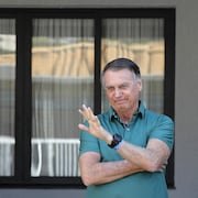 Jair Bolsonaro fait un geste de la main.