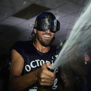 Le lanceur des Blue Jays, Kevin Gauseman, célèbre la participation de l'équipe torontoise aux séries.