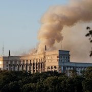De la fumée s'élève d'un bâtiment du siège du gouvernement ukrainien après des frappes de drones et de missiles russes, à Kiev, le 7 septembre 2025.