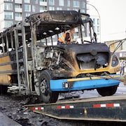 Un autobus de Lion Électrique carbonisé est remorqué.