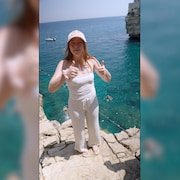 Molly Carlson pose en haut de la falaise d'où s'élancent les plongeurs.