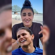 Ophélia pointe vers Ilona Maher qui sourit en portant le protecteur buccal.