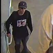 Un homme portant des lunettes de soleil et une casquette.