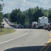 Des automobilistes bloqués sur une autoroute.