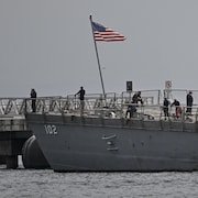 Des membres d'équipage sur le pont du USS Sampson à Panama.