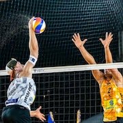 Sven Winter saute au filet pour bloquer un coup de Tim Berger.